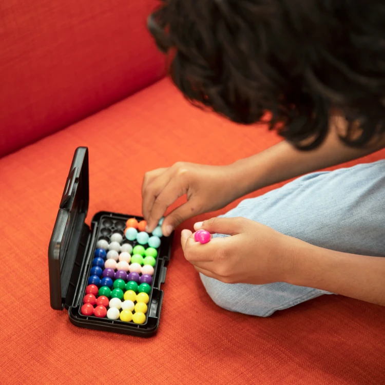 Kanoodle 3D – układanie łamigłówki 2D w etui