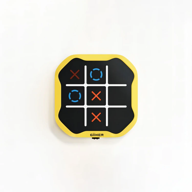 Podświetlana plansza GiiKER Tic-Tac-Toe BOLT podczas gry