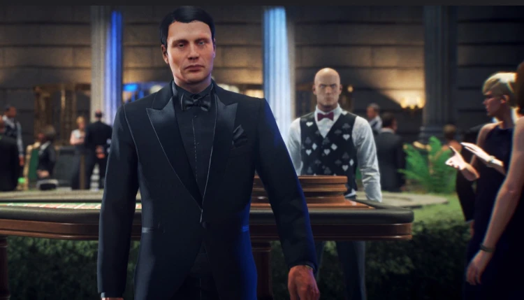 Le Chiffre w eleganckim, ciemnym smokingu  z gry Hitman: World of Assassination